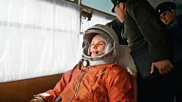 Космонавт Юрий Гагарин в автобусе направляется на стартовую площадку космодрома Байконур