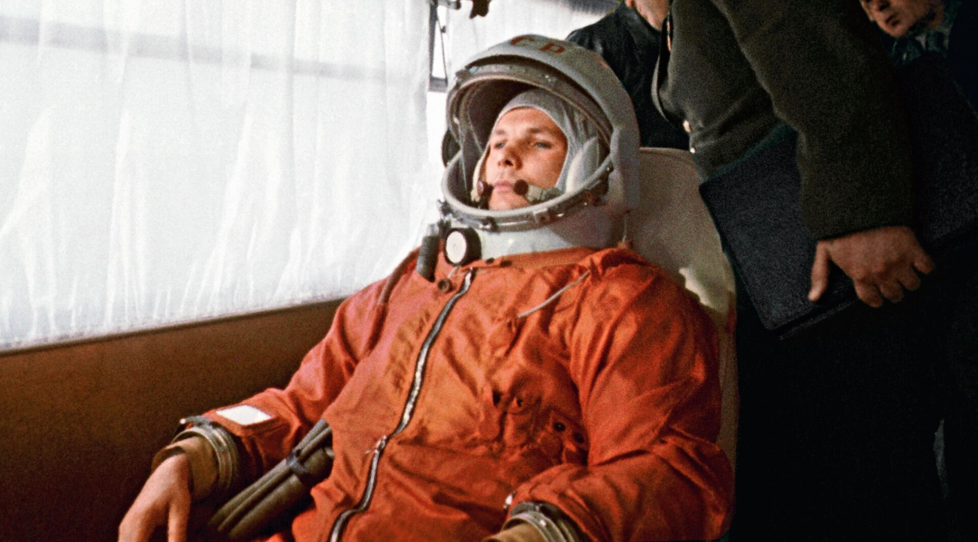 Космонавт Юрий Гагарин в автобусе направляется на стартовую площадку космодрома Байконур - РИА Новости, 1920, 07.04.2021