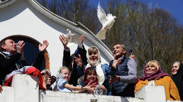 Священнослужители и прихожане выпускают в небо голубя в Троице-Георгиевском женском монастыре в праздник Благовещения Пресвятой Богородицы