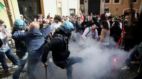 Столкновения владельцев ресторанов с полицией во время протеста против ограничений, введенных из-за коронавируса, в Риме, Италия