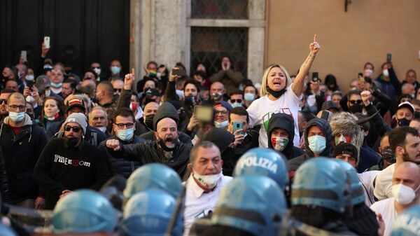 Протест против ограничений, введенных из-за коронавируса, в Риме, Италия
