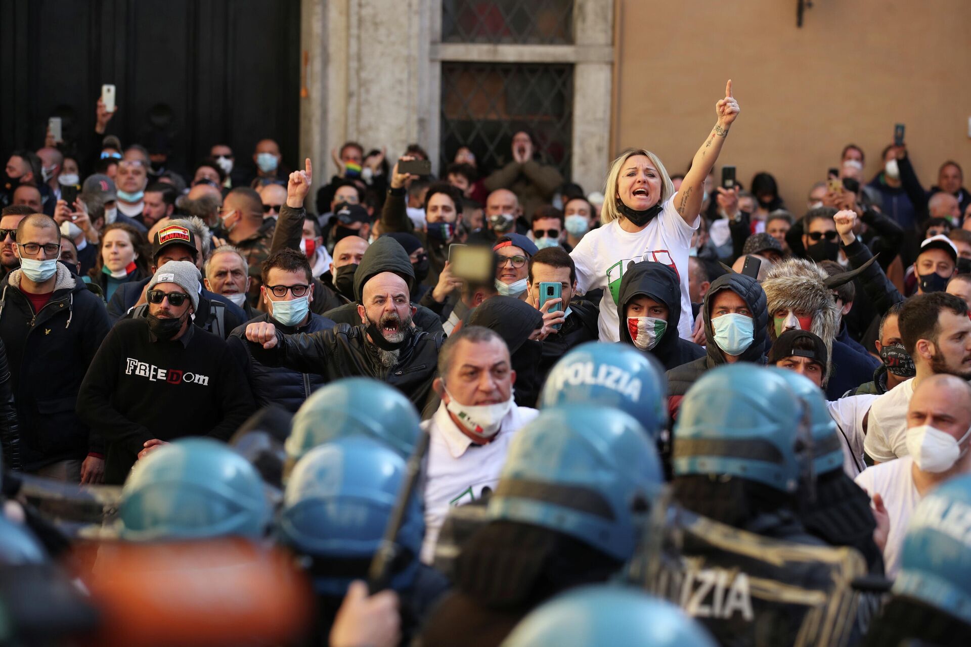 Протест против ограничений, введенных из-за коронавируса, в Риме, Италия - РИА Новости, 1920, 06.04.2021