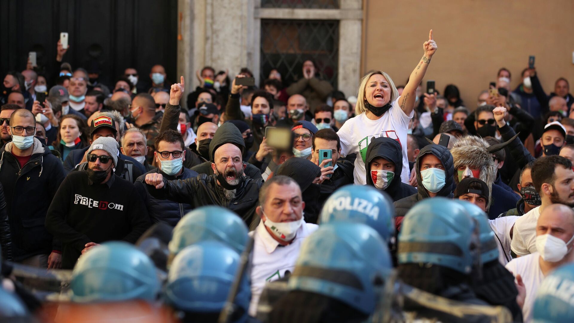 Протест против ограничений, введенных из-за коронавируса, в Риме, Италия - РИА Новости, 1920, 19.04.2021