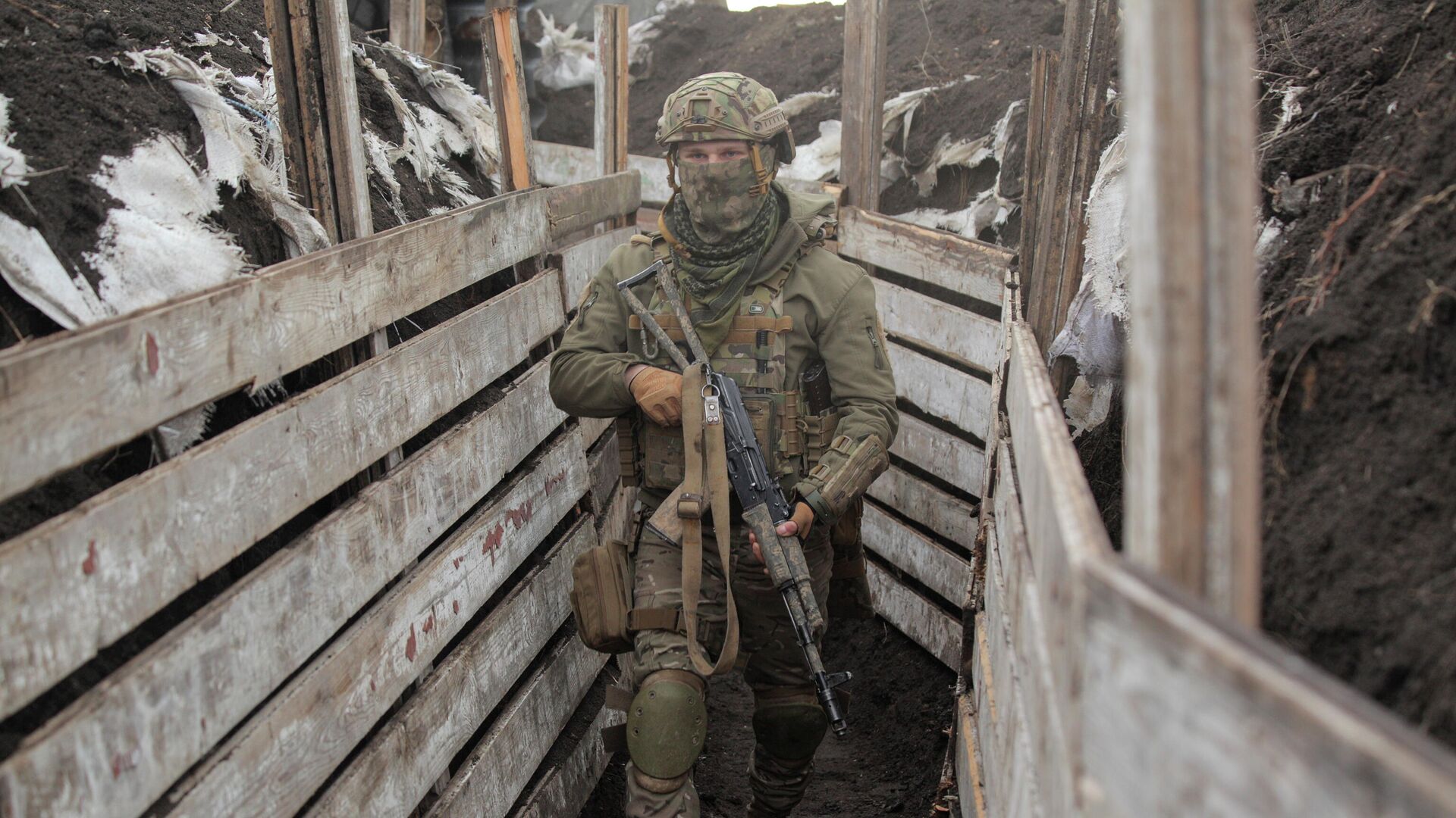 Украинский военнослужащий на боевых позициях на линии разделения в Донецкой области - РИА Новости, 1920, 16.04.2021