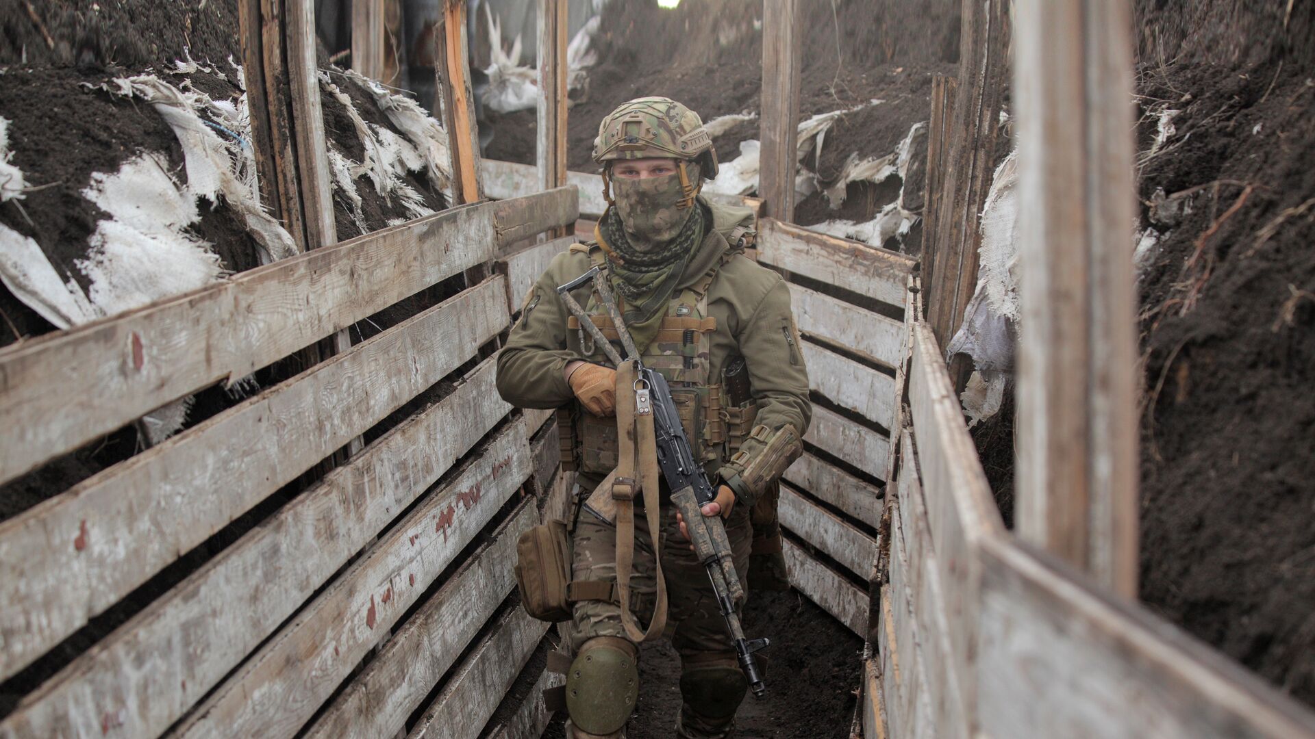 Украинский военнослужащий на боевых позициях на линии разделения в Донецкой области - РИА Новости, 1920, 16.04.2021