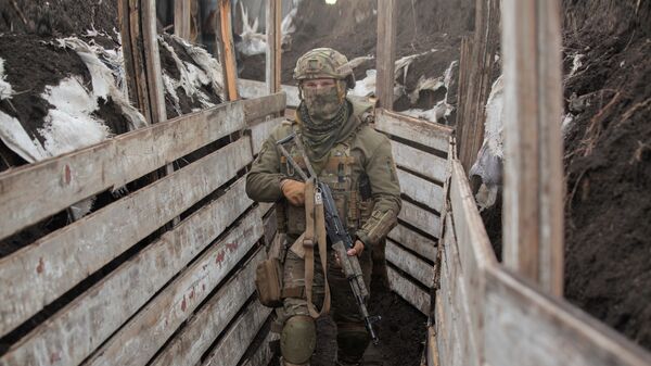 Украинский военнослужащий на боевых позициях на линии разделения в Донецкой области