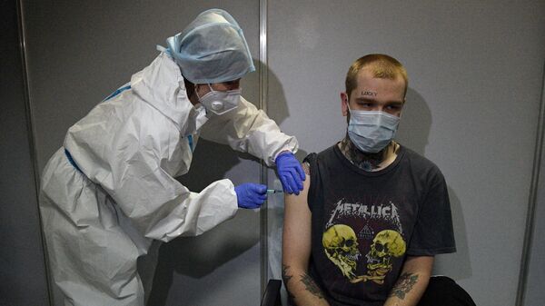Мужчина вакцинируется от COVID-19 российской вакциной Спутник V (Гам-КОВИД-Вак) в пункте вакцинации в Ледовом дворце в Санкт-Петербург