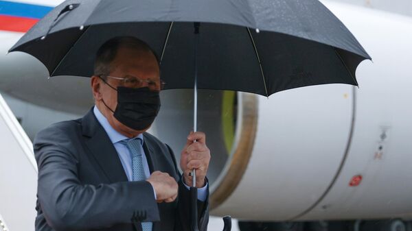 Министр иностранных дел РФ Сергей Лавров во время встречи в аэропорту Исламабада