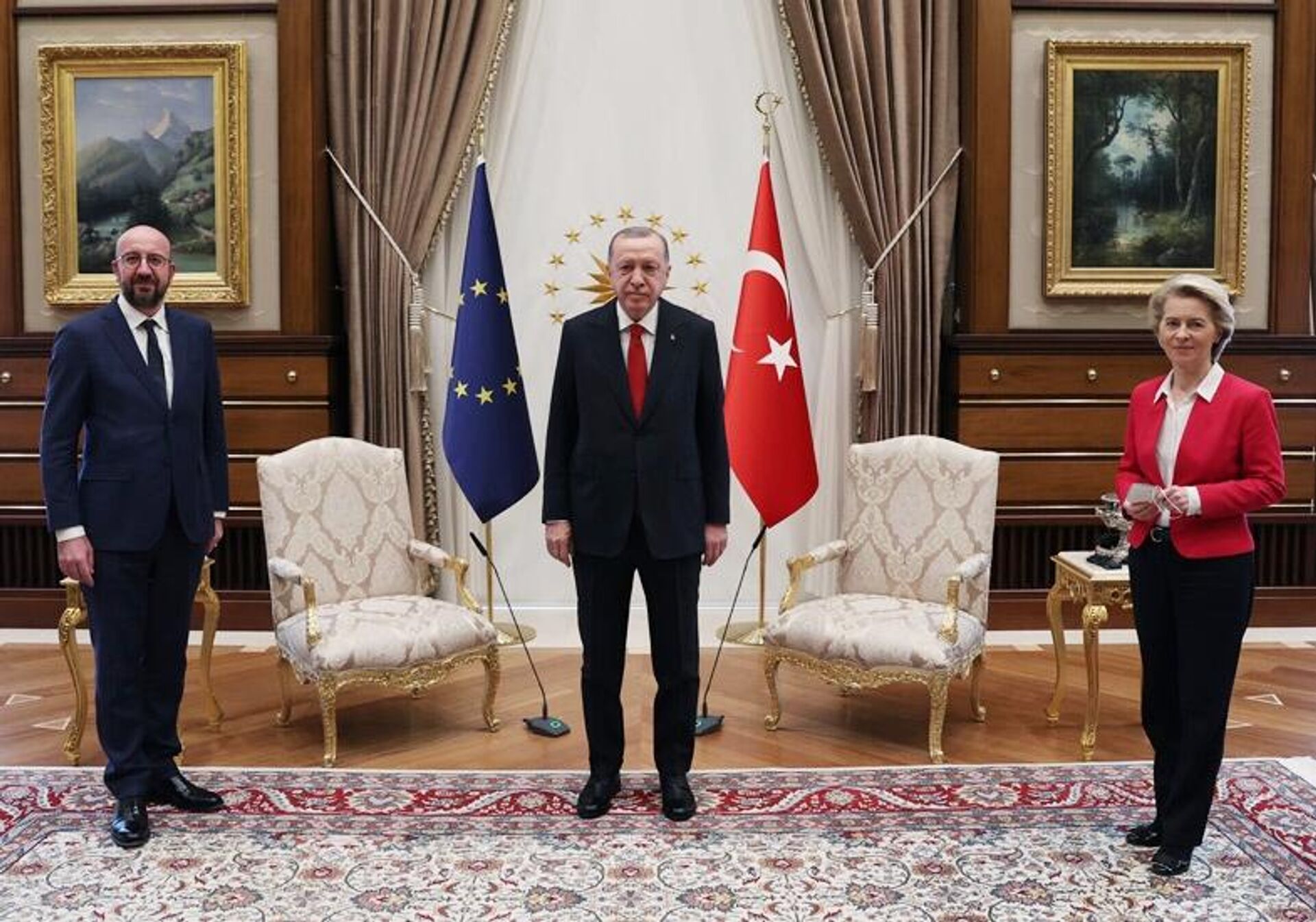 Президент Турции Реджеп Тайип Эрдоган на встрече с главой Евросовета Шарлем Мишелем и президентом Еврокомиссии Урсулой фон дер Ляйен - РИА Новости, 1920, 09.04.2021