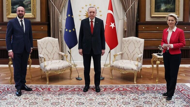 Президент Турции Реджеп Тайип Эрдоган на встрече с главой Евросовета Шарлем Мишелем и президентом Еврокомиссии Урсулой фон дер Ляйен - РИА Новости, 1920, 07.04.2021