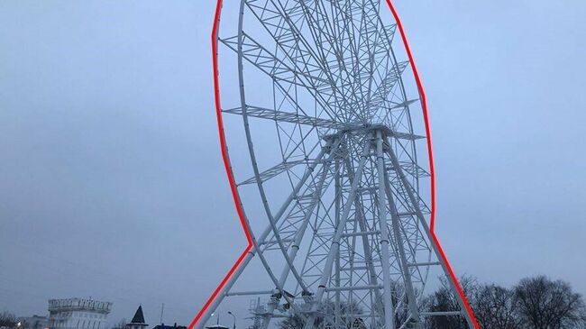 Самовольно установленное колесо обозрения возле Измайловского кремля в Москве