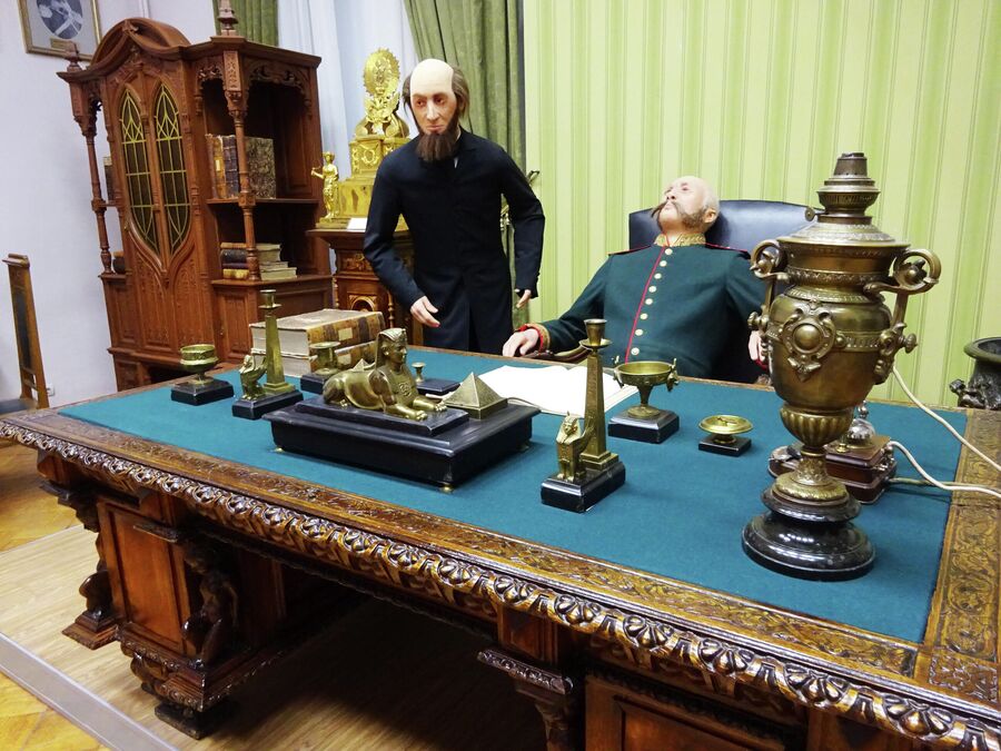 Часть экспозиции краеведческого музея, рассказывающая о службе астраханских губернаторов