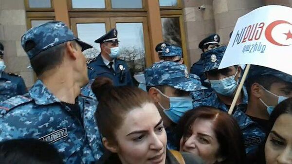 Жесткие задержания на женском марше в Ереване