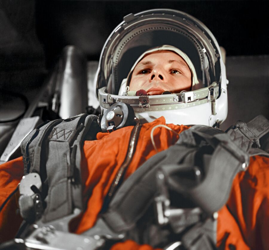 Космонавт Юрий Гагарин в кабине космического корабля Восток-1 перед стартом