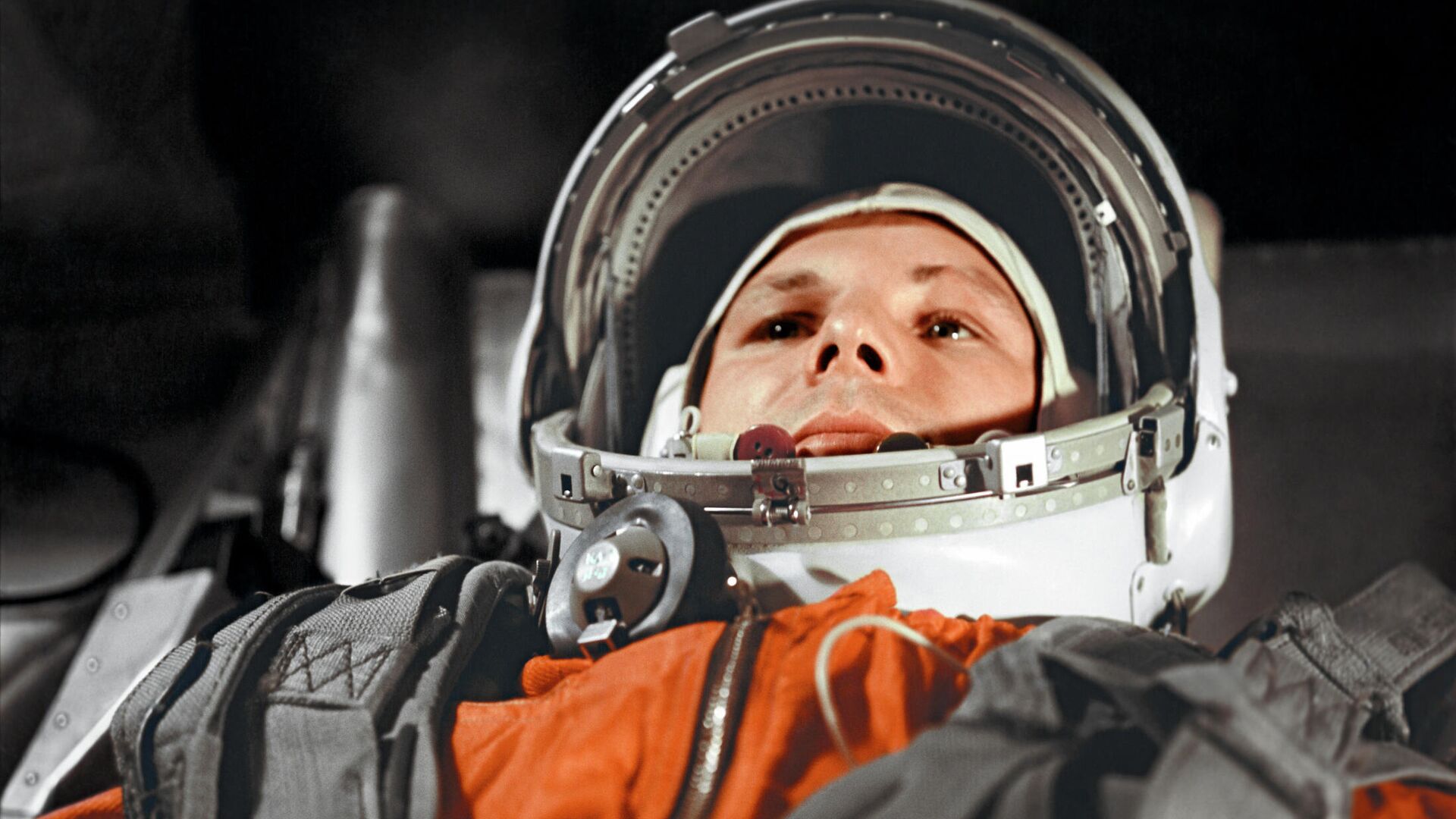 Космонавт Юрий Гагарин в кабине космического корабля Восток-1 перед стартом - РИА Новости, 1920, 10.04.2021