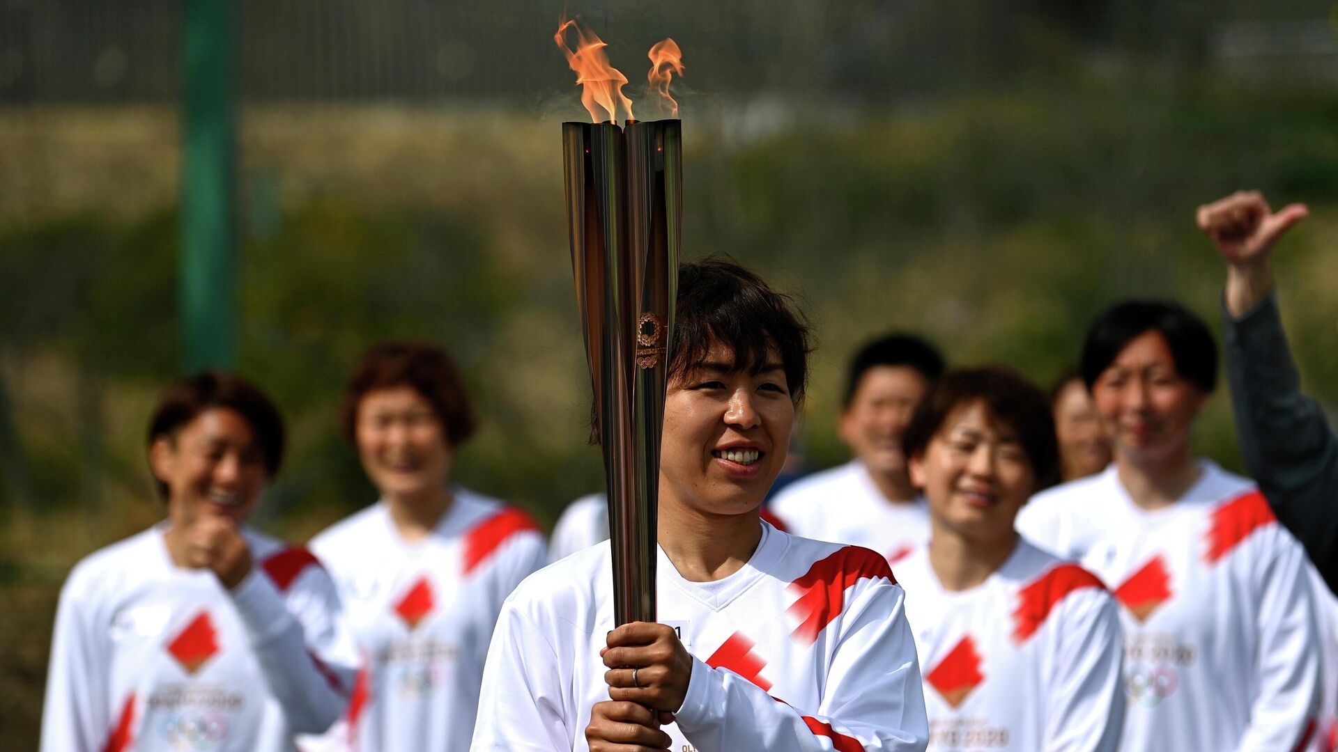 Японский факелоносец Азуса Ивашимицу во время эстафеты Олимпийского огня в Токио - РИА Новости, 1920, 07.04.2021