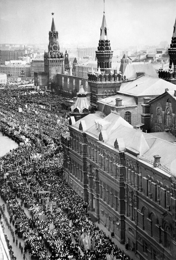 Люди собираются на Красной площади 14 апреля 1961 года, чтобы отпраздновать полет советского космонавта Юрия Гагарина