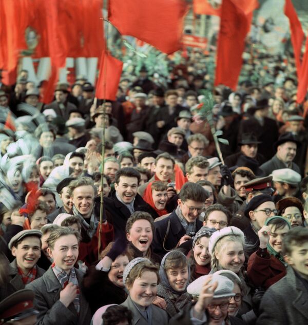 Торжественная встреча первого в мире летчика-космонавта Юрия Гагарина после успешного завершения полета человека в космос. Демонстрация трудящихся на Красной площади в Москве