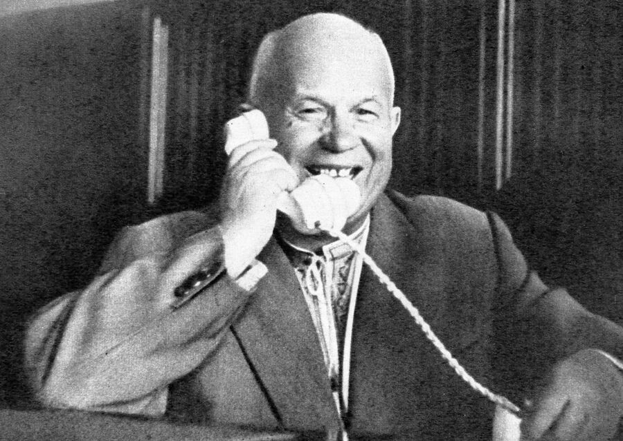 Первый секретарь ЦК КПСС, Председатель Совета Министров СССР Никита Сергеевич Хрущев разговаривает по телефону с первым космонавтом Земли Юрием Гагариным, успешно завершившим космический полет на корабле Восток-1