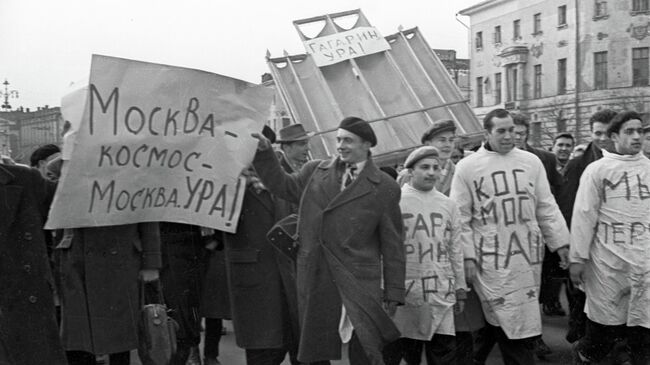 Студенты медицинского института в районе Манежной площади во время стихийной демонстрации в честь полета первого космонавта Земли Юрия Гагарина в космос