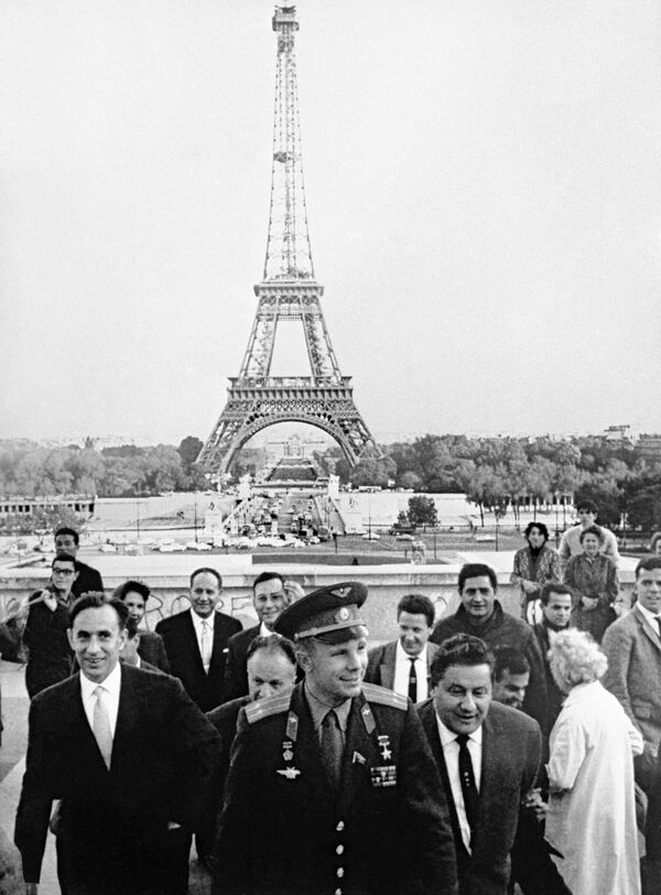 Лётчик-космонавт СССР, Герой Советского Союза Юрий Гагарин во время посещения Французской Республики