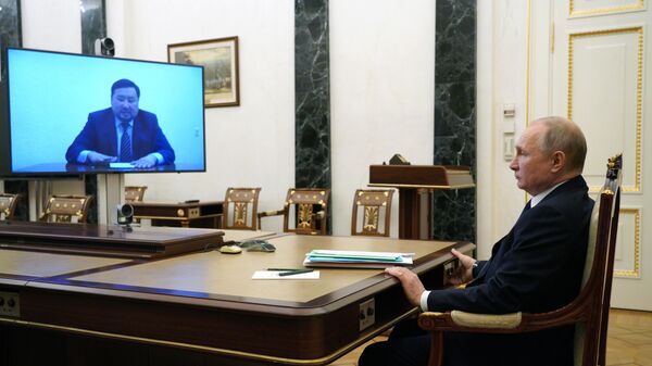 Президент РФ Владимир Путин во время встречи в режиме видеоконференции с Владиславом Ховалыгом