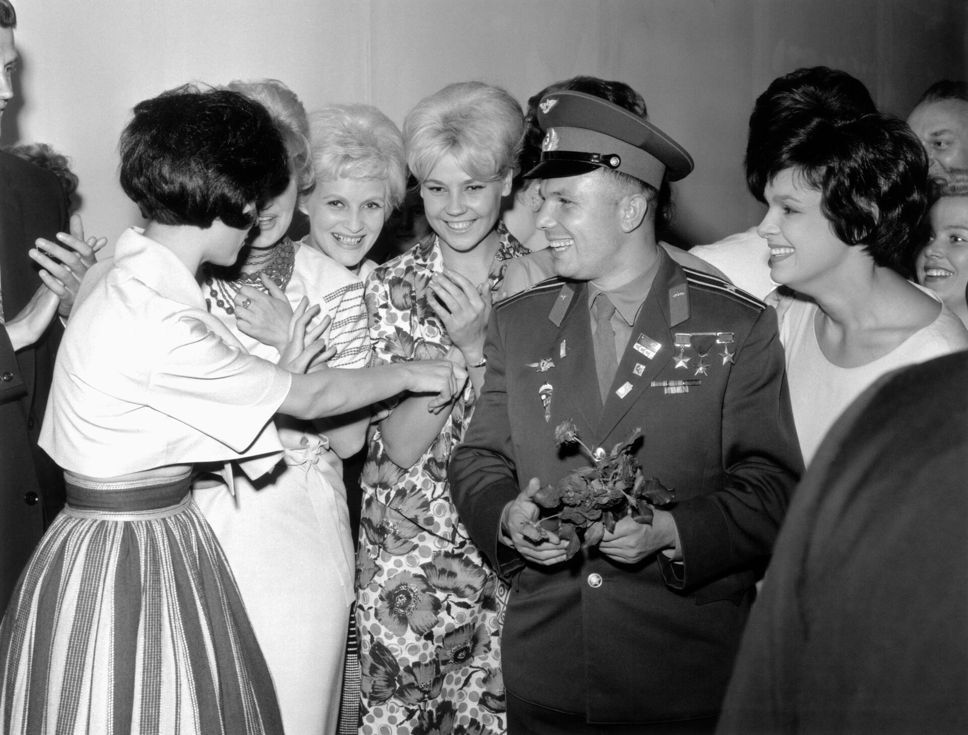 Юрий Гагарин во время встречи с советскими моделями в Лондоне - РИА Новости, 1920, 04.03.2024