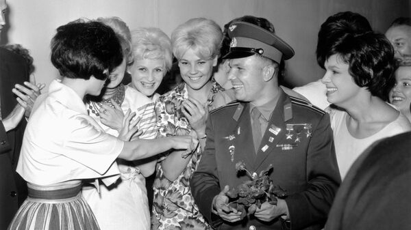 Юрий Гагарин во время встречи с советскими моделями в Лондоне
