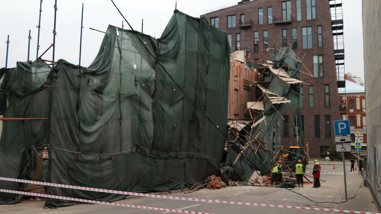 Строительные леса обвалились в центре Москвы, движение в месте обрушения  перекрыто