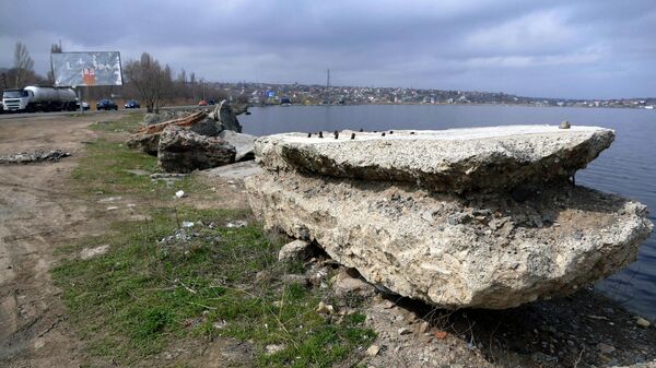 Полуразрушенные железобетонные фрагменты дамбы Хаджибейского лимана в Одессе