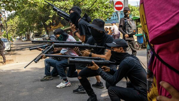 Протестующие против военного переворота с самодельными пневматическими винтовками в Янгоне, Мьянма