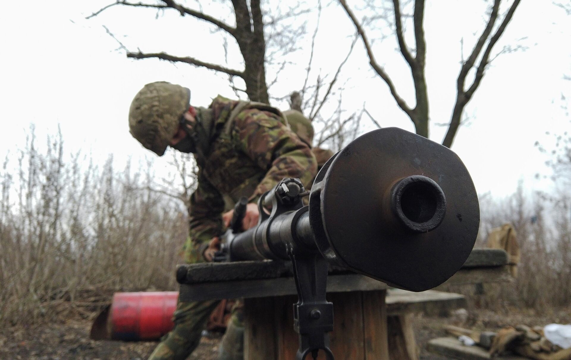 Военнослужащий украинских вооруженных сил чистит оружие на боевых позициях на линии разделения возле  города Донецк - РИА Новости, 1920, 07.04.2021