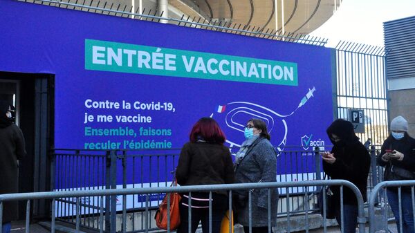 Местные жители стоят в очереди на вакцинацию от коронавируса в центре вакцинодроме на стадионе Стад де Франс