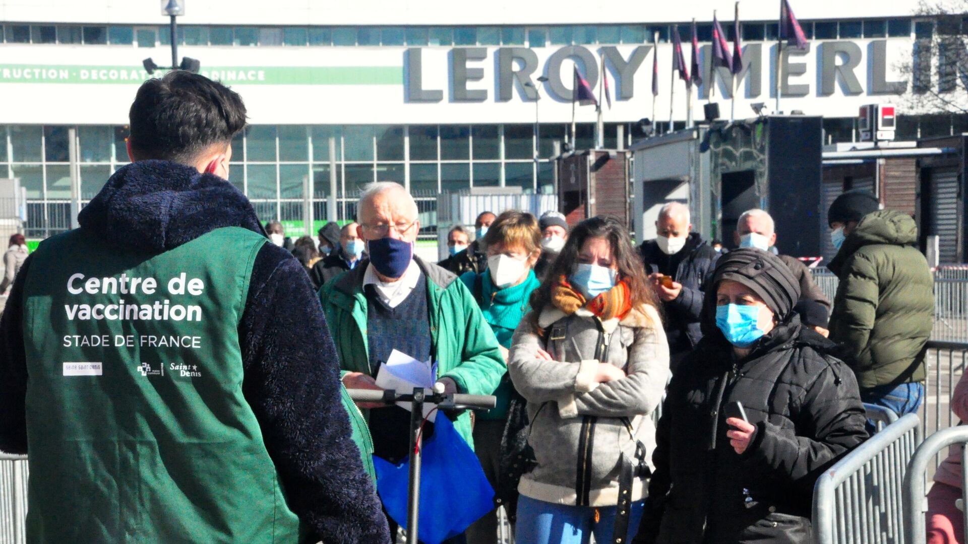 Местные жители стоят в очереди на вакцинацию от коронавируса в центре вакцинодром на стадионе Стад де Франс - РИА Новости, 1920, 14.01.2022
