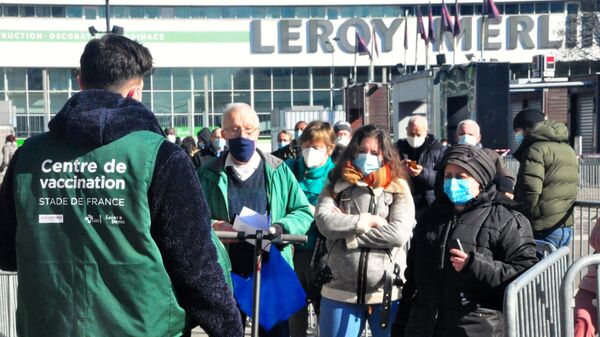 Местные жители стоят в очереди на вакцинацию от коронавируса в центре вакцинодром на стадионе Стад де Франс