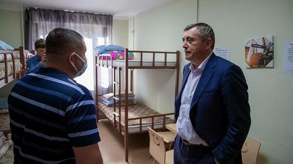 Губернатор Сахалинской области Валерий Лимаренко в студенческом общежитии СахГУ