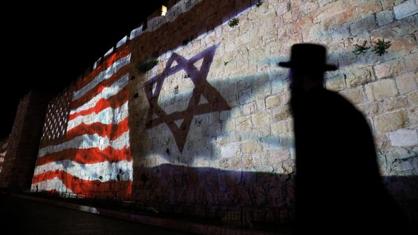 Флаг США и звезда Давида на стене в Иерусалиме, Израиль