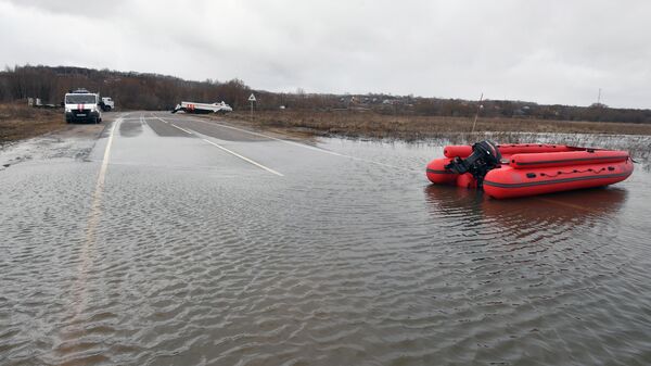 Подтопленная из-за весеннего паводка дорога между городом Луховицы и поселком Белоомут в Московской области