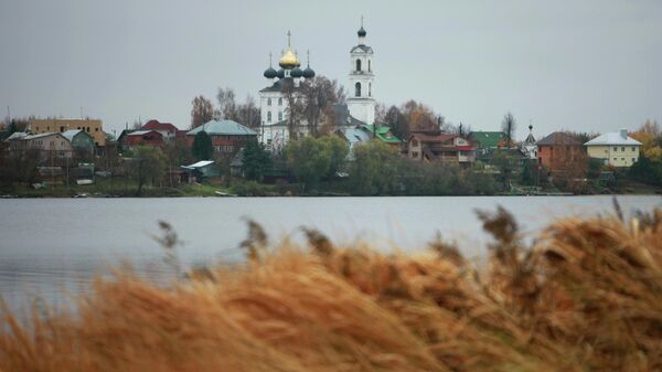 Вид на Крестовоздвиженскую церковь и село Свердлово.Тверская область