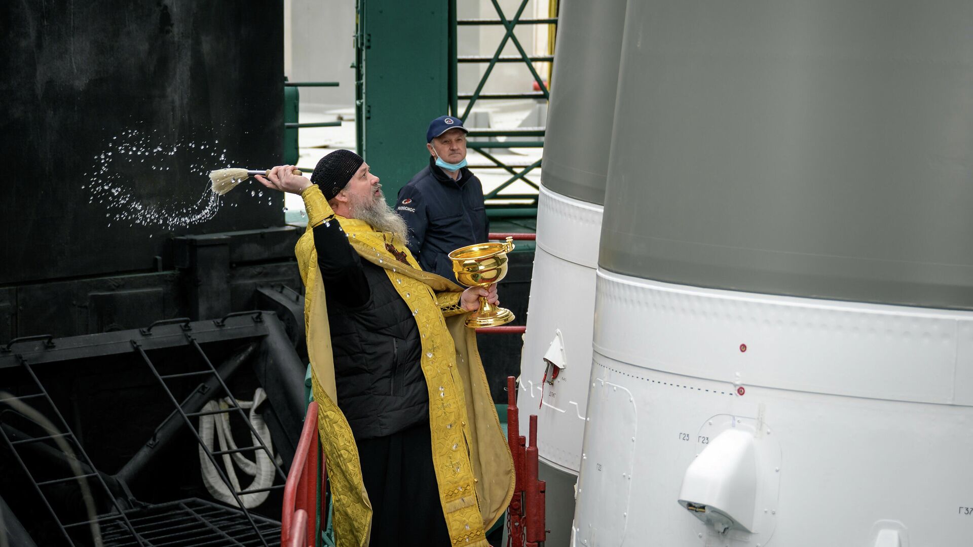 Настоятель храма Святого Великомученика Георгия Победоносца в городе Байконур отец Сергий (Бычков) во время освящения ракеты-носителя Союз-2.1а с пилотируемым кораблем Союз МС-18 на стартовом комплексе космодрома Байконур - РИА Новости, 1920, 08.04.2021