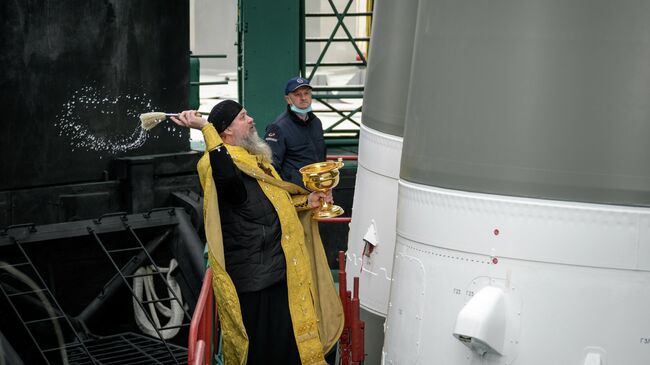 Настоятель храма Святого Великомученика Георгия Победоносца в городе Байконур отец Сергий (Бычков) во время освящения ракеты-носителя Союз-2.1а с пилотируемым кораблем Союз МС-18 на стартовом комплексе космодрома Байконур