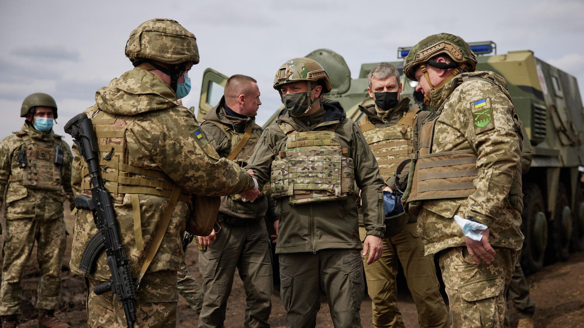 Президент Украины Владимир Зеленский во время посещения позиций украинских войск в Донбассе - РИА Новости, 1920, 08.04.2021