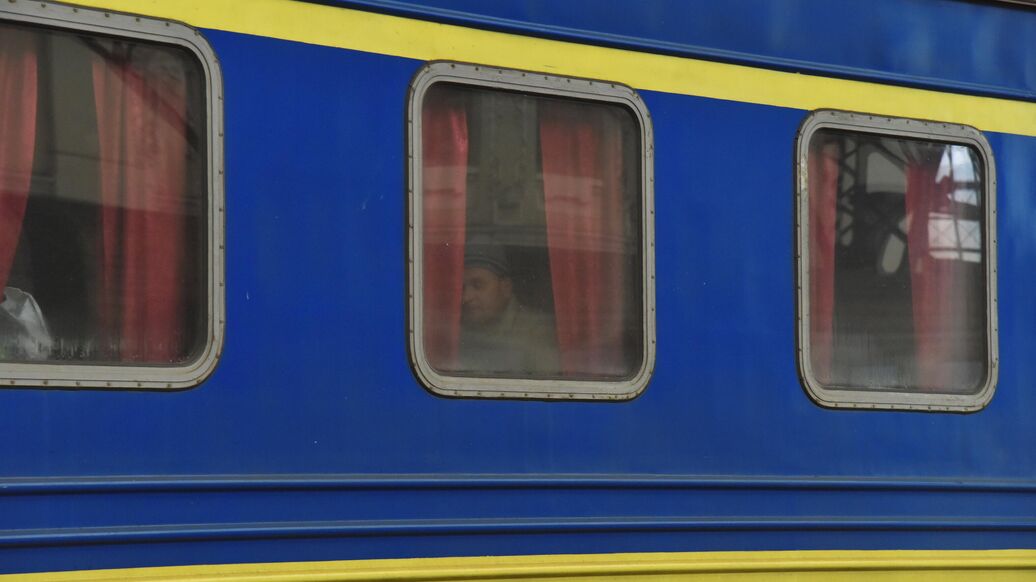 На севере Украины временно приостановили движение поездов
