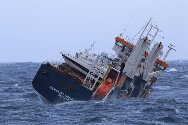 Нидерландское судно Eemslift Hendrika терпит крушение у берегов Норвегии
