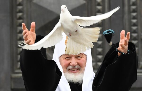 Святейший Патриарх Московский и всея Руси Кирилл выпускает белых голубей после окончания Божественной литургии святителя Иоанна Златоуста в Храме Христа Спасителя