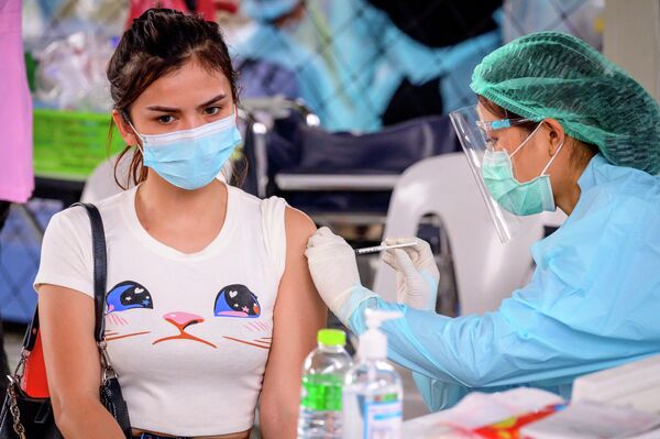 Девушка прививается от коронавируса в Бангкоке 