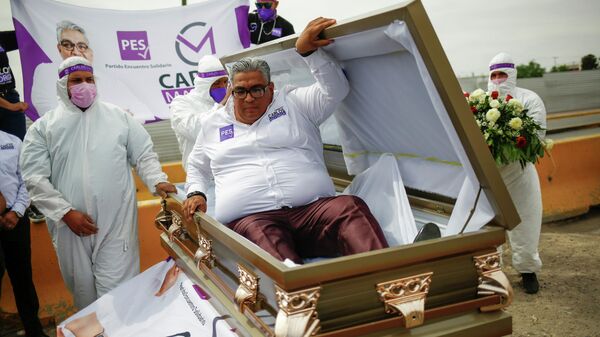 Мексиканский политик Карлос Майорга встает из гроба в рамках своей предвыборной компании