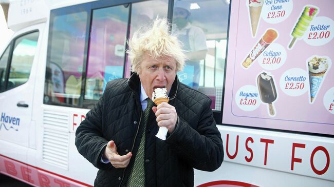 Премьер-министр Великобритании Борис Джонсон ест мороженое в Корнуолле 