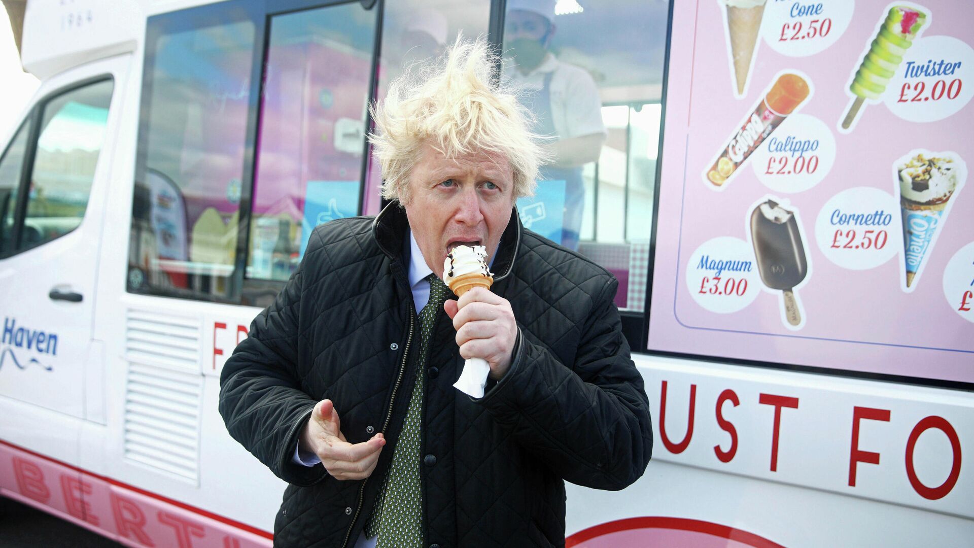 Премьер-министр Великобритании Борис Джонсон ест мороженое в Корнуолле  - РИА Новости, 1920, 12.04.2021
