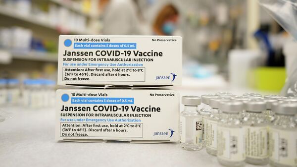 Упаковки вакцины Johnson & Johnson в аптеке в городе Денвер, США
